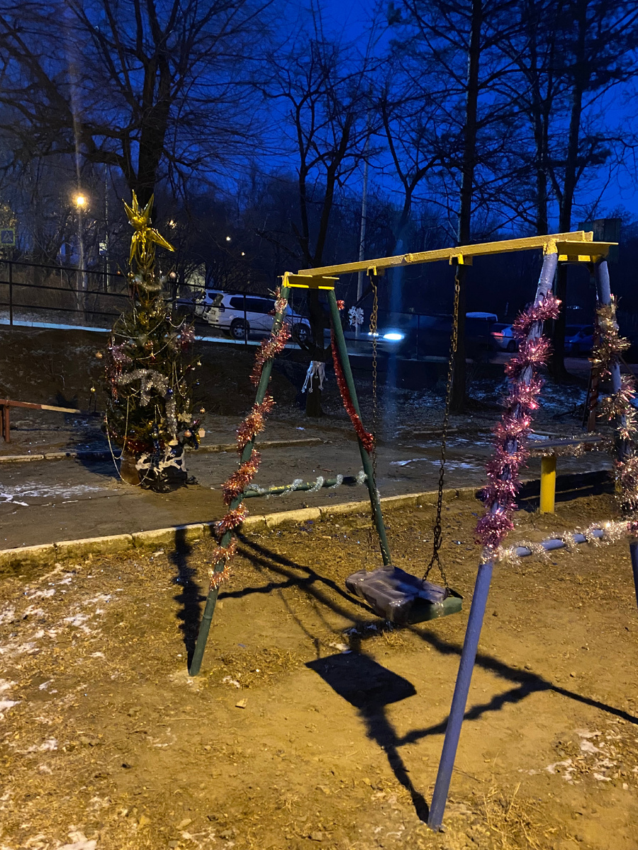 А так украсили двор возле тетиного дома. Как вам вайб 2000х 