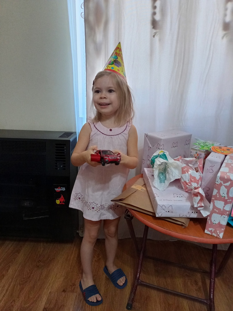 Очень хотела машинку с открывающимися дверками.