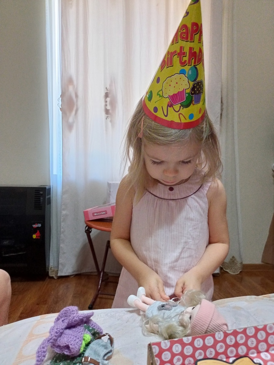 А ещё бабушка связала для куколки небольшой гардероб.