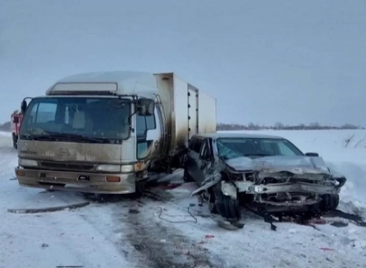    Мужчину передали медикам после ДТП на юге Сахалина