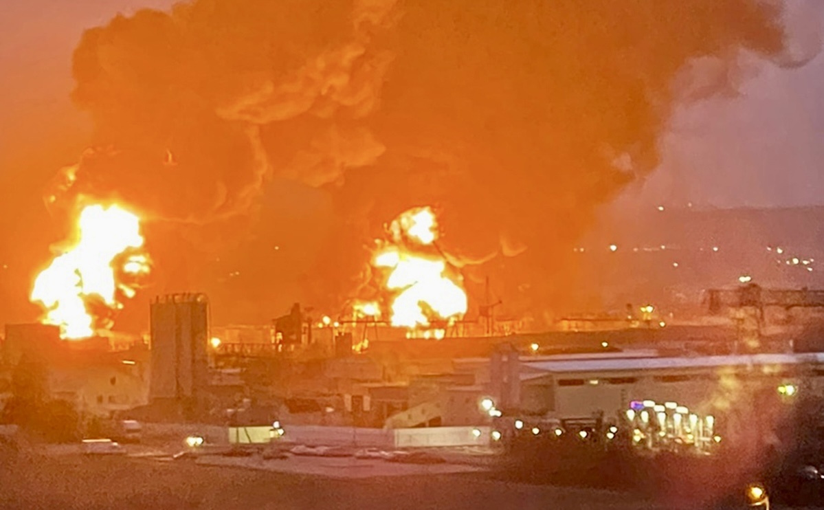 Недавние события в американском штате Калифорния потрясли мир: крупные лесные пожары, охватившие тысячи гектаров, переросли в техногенную катастрофу. Огонь добрался до одной из местных нефтебаз, где произошли мощные взрывы. В результате уничтожено более тысячи строений, погибли два человека, десятки получили ранения, а экономический ущерб превысил 60 миллиардов долларов. В Лос-Анджелесе объявлено чрезвычайное положение, эвакуировано свыше 10 тысяч человек.

Спасательные операции продолжаются в условиях плотного дыма и высокой температуры. Местные власти опасаются, что ситуация может ухудшиться, так как направление ветра изменилось, увеличивая зону поражения. Основная цель — сдержать огонь и не допустить новых взрывов на соседних объектах. Президент США объявил об экстренной финансовой помощи пострадавшим районам.

Кроме того, расследование причин взрывов выявило недостатки в системе пожарной безопасности нефтебазы, что вызвало волну возмущения среди общественности и активистов, выступающих за ужесточение контроля над промышленными объектами.

Подобные катастрофы поднимают важные вопросы о подготовке к природным и техногенным чрезвычайным ситуациям. Они напоминают о том, как важно разрабатывать и внедрять эффективные планы по предотвращению трагедий такого масштаба.