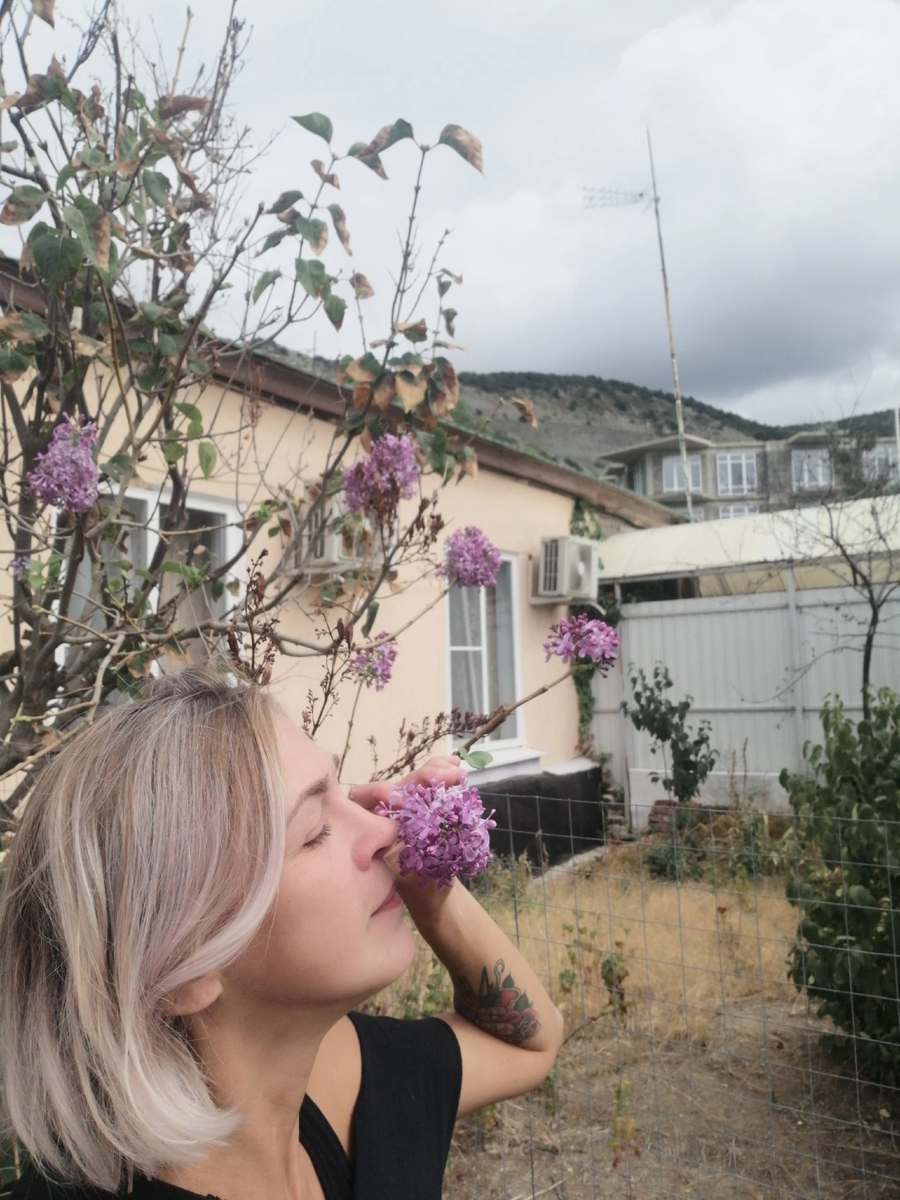 В сентябре здесь цветет сирень. Не хотелось уезжать, но и здесь ловить было нечего.