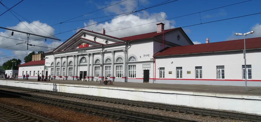 Вязьма. Вокзал. Фото с сайта https://yandex.ru/maps/org/zheleznodorozhny_vokzal_g_vyazma/1088363051/?source=wizbiz_new_map_single. Взято с Яндекс.Картинки