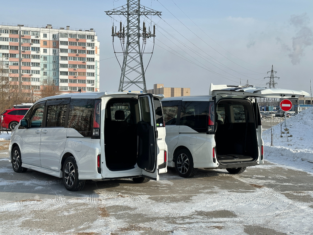 уникальная открытая задняя дверь у Honda Stepwgn как вверх так и в бок