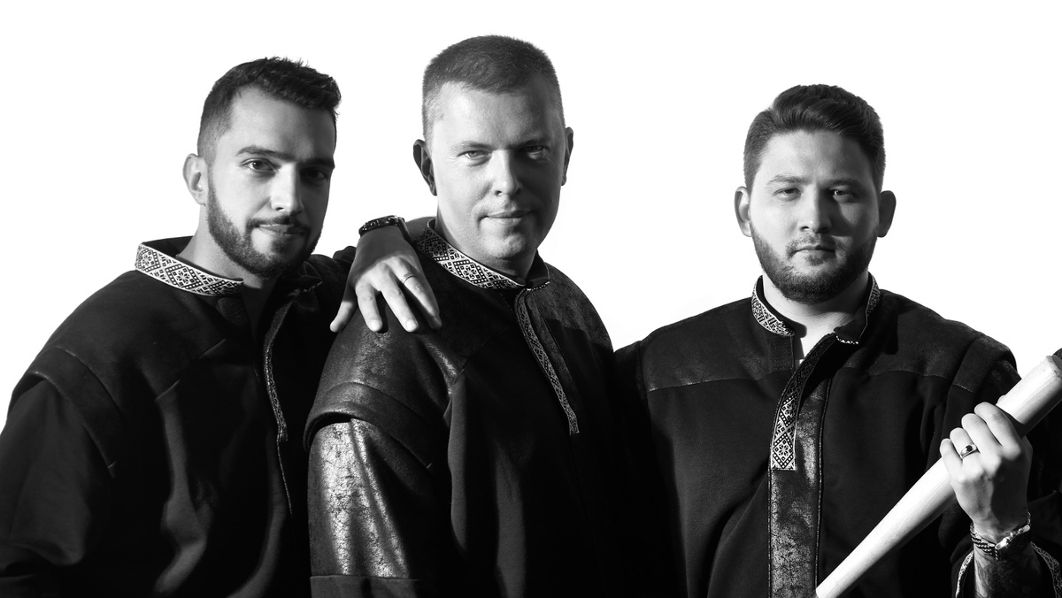    Группа “Держава” из Санкт-Петербурга вдохнула новую жизнь в русскую народную музыку, объединяя традиционные мотивы с современными жанрами, такими как рок и поп. Они создают ремейки русских народных песен, сохраняя их душевность, но делая их звучание актуальным для современного слушателя. Их уникальный стиль переосмысляет фолк, превращая его в самостоятельные композиции, которые звучат так, будто были написаны в наше время. Группа Держава