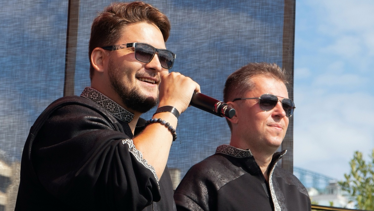    Группа “Держава” из Санкт-Петербурга вдохнула новую жизнь в русскую народную музыку, объединяя традиционные мотивы с современными жанрами, такими как рок и поп. Они создают ремейки русских народных песен, сохраняя их душевность, но делая их звучание актуальным для современного слушателя. Их уникальный стиль переосмысляет фолк, превращая его в самостоятельные композиции, которые звучат так, будто были написаны в наше время. Группа Держава