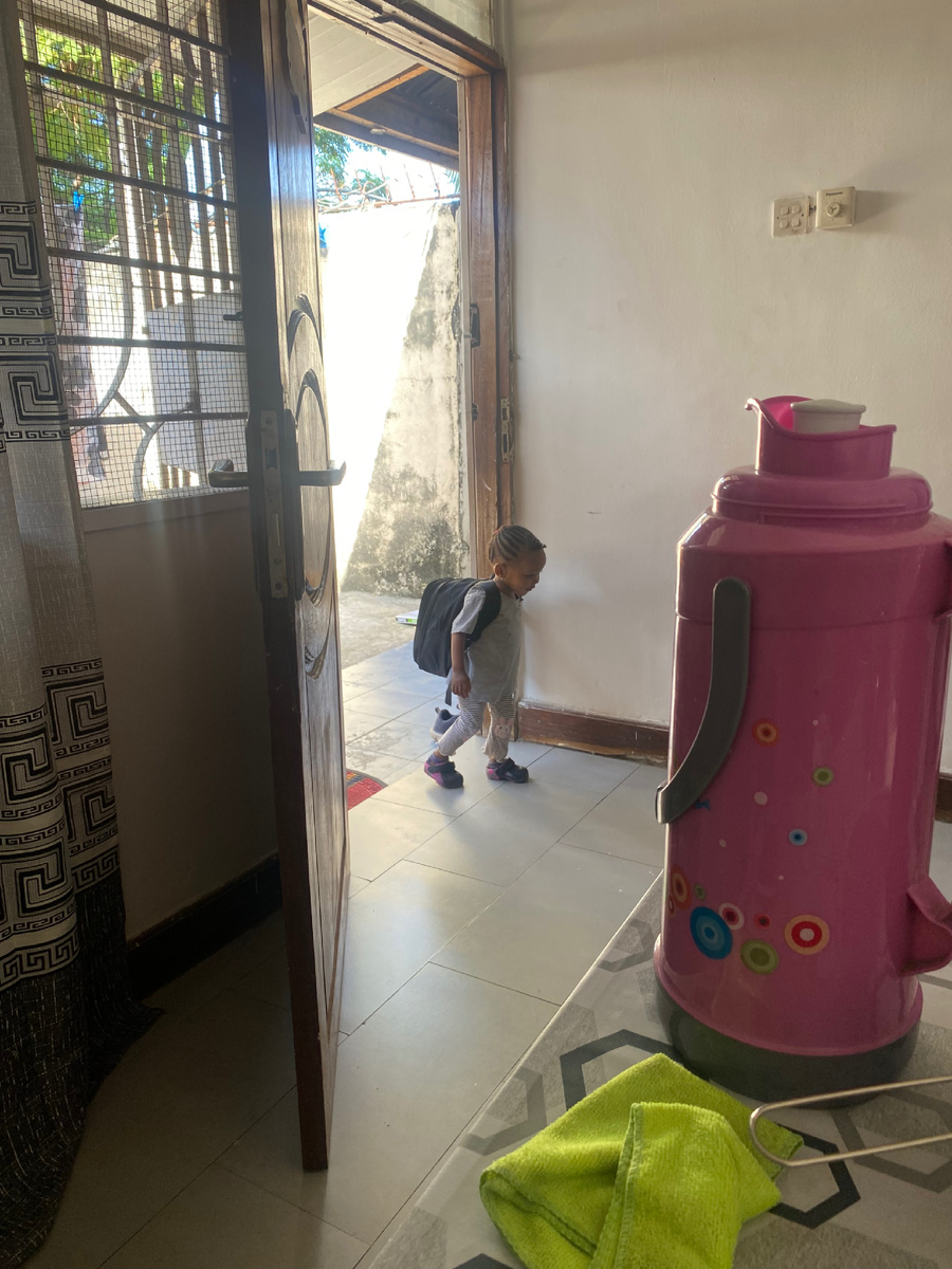 Габи пришла со школы