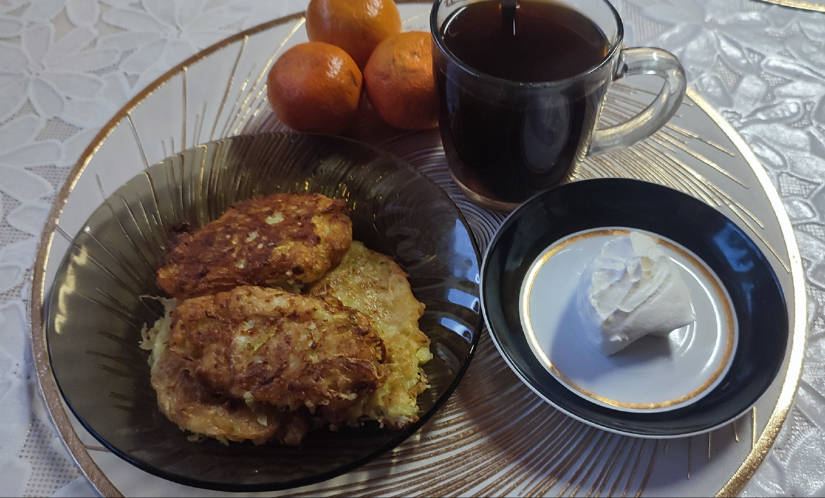 Кабачковые оладьи с хрустящей корочкой, сметана и кофе. 