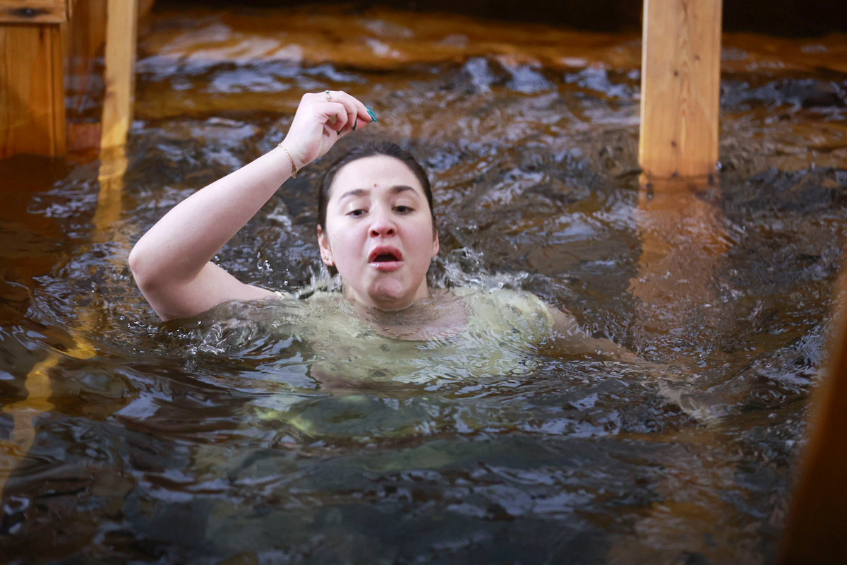 Священник посоветовал не просто в холодной воде искупаться, а обратиться к Богу с покаянной мыслью.  Фото: Фото: ФедералПресс / Иван Кабанов