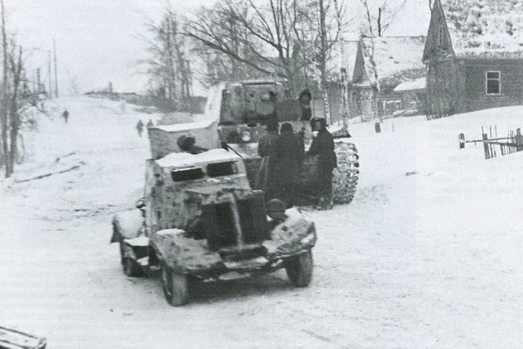 Бронеавтомобиль ФАИ-М и тяжелый танк КВ-1 на улице Боровска Калужской области, зима 1942 года