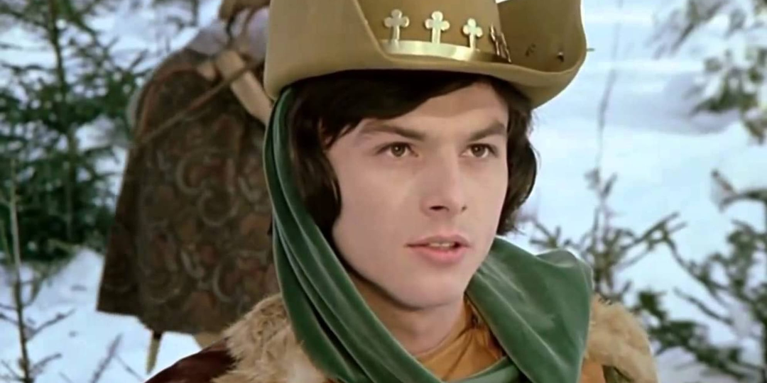 Почему Принц из "Трех орешков" носит корону поверх шляпы