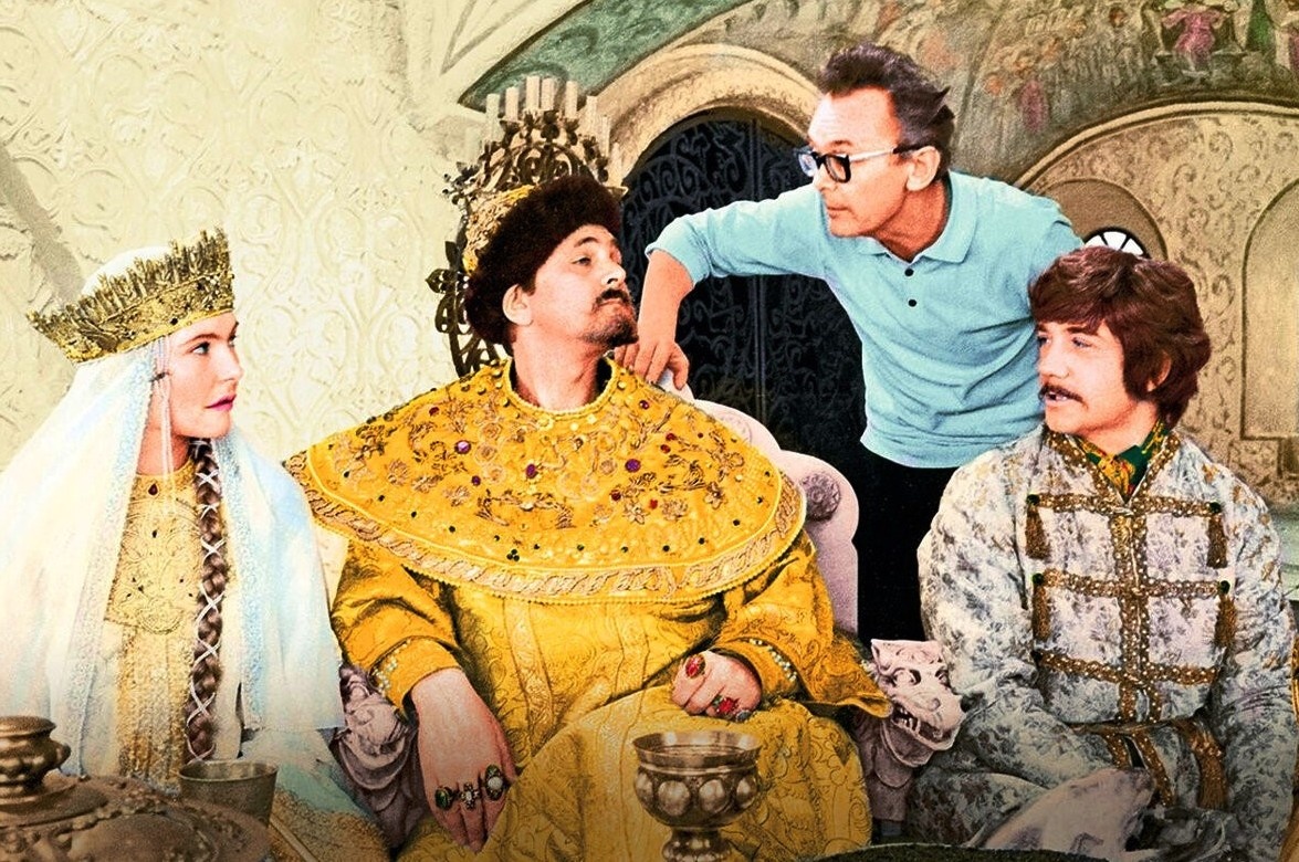 Гайдай руководит процессом съёмки.