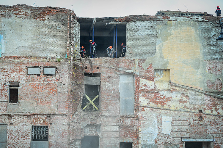    В новогодние праздники на территории Казанского Богородицкого мужского монастыря не утихали строительные работы, рабочие занимались укреплением фундамента, его бетонированием.   
Фото: rais.tatarstan.ru