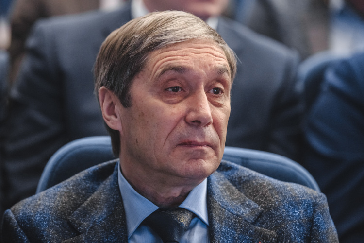    Хаким в беседе с «БИЗНЕС Online» дает понять, что нет никакой экономической целесообразности банкротить авиакомпанию. Он полагает, что «Тулпар Эйр» инициирует собственное банкротство из-за нежелания платить ему за долю.   
Фото: «БИЗНЕС Online»