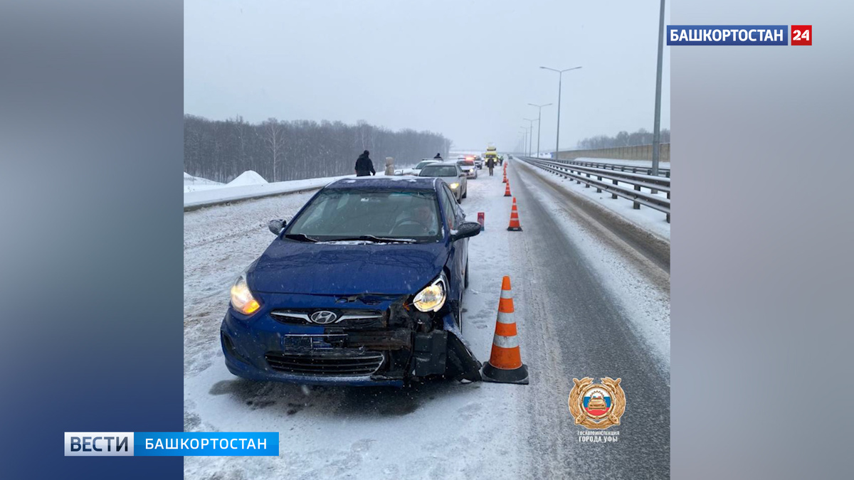    В Уфе на Восточном выезде женщина за рулем Hyundai Solaris врезалась в металлическое ограждение