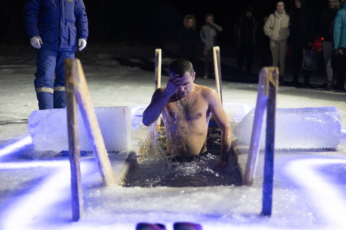 Фото: Купания в проруби на Колыме / Телеграм-канал губернатора Магаданской области Сергея Носова