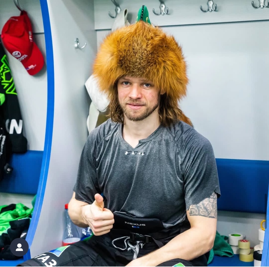 Сегодня мне выпала честь взять интервью у легендарного спортсмена, который когда-то был частью команды Салават Юлаев. Мы обсудили его ожидания от бывшего родного клуба, интерес к текущим событиям, желание вернуться на лед, а также воспоминания о лучших партнерах по команде.
