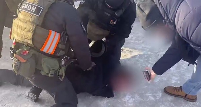    Кадр из видео задержания в ТГ-канале СУ СК по Кемеровской области