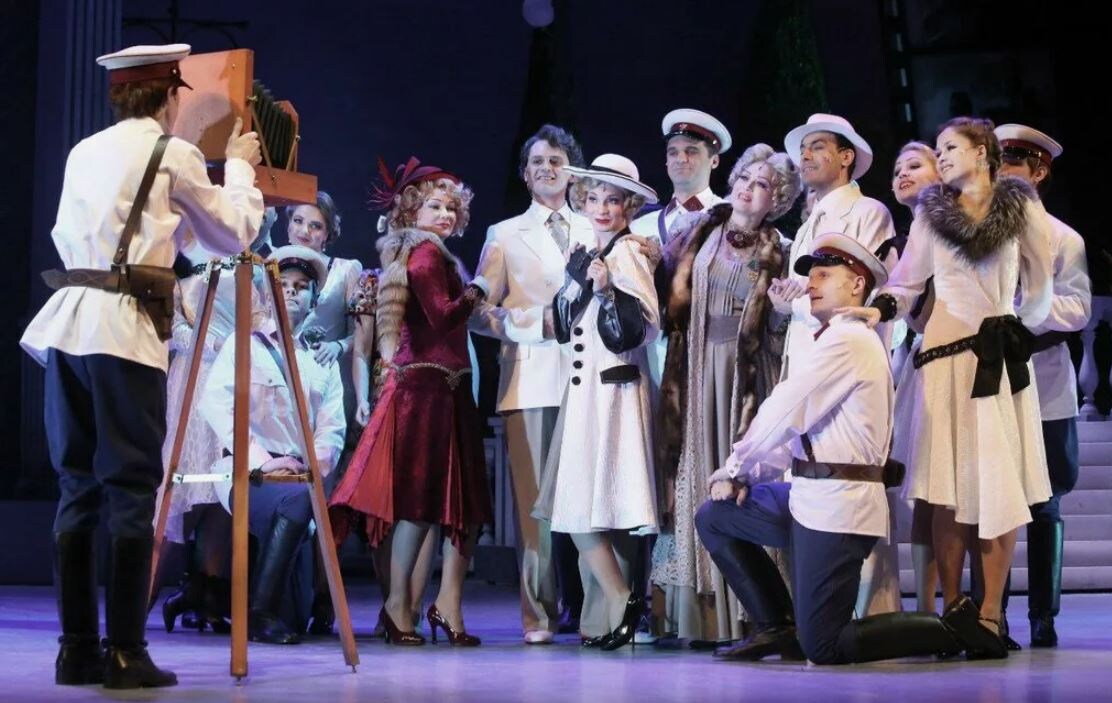 Сцена из спекутакля «Вольный ветер мечты». Фотография из архива Московского театра оперетты