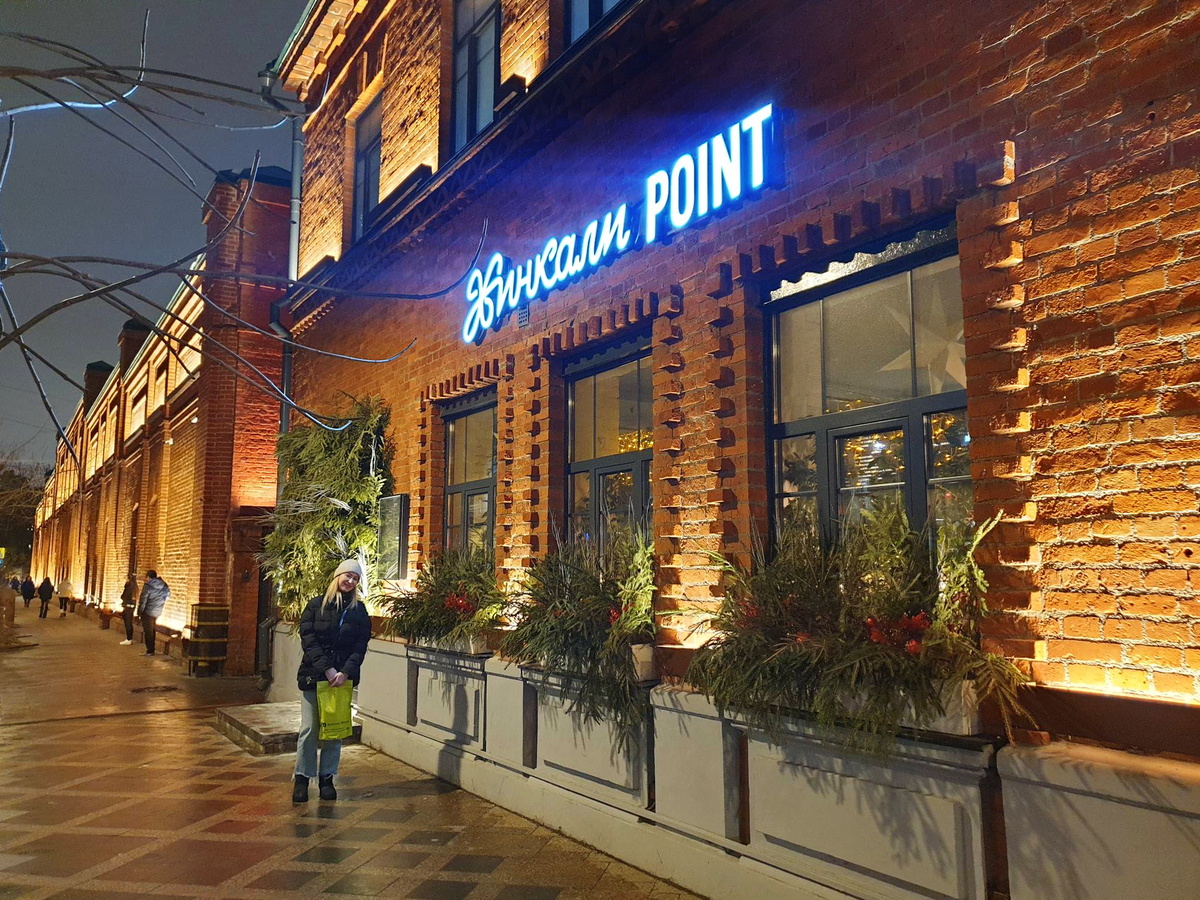 Наталья при входе в кафе Хинкали Point