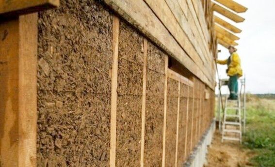 Утепление каркасного дома глиной с замешанной в нее стружкой. По теплоэффективности такой вариант лучше, чем теплые газоблочные стены