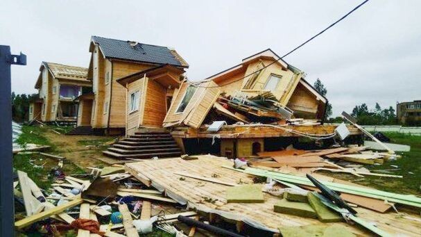 Каркасные дома после пронесшегосянад ними ветра