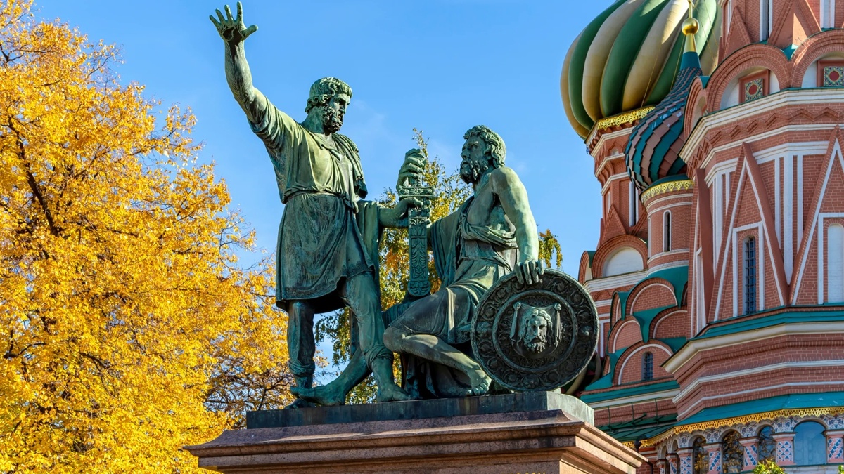 Памятник К. Минину и Д. Пожарскому, выполненный в 1818 году по проекту скульптора И. Мартоса, Москва