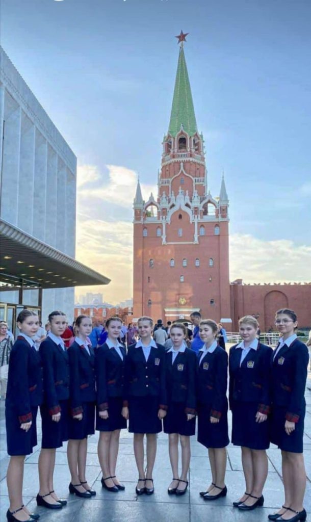    Велимира в центре четвертая справа. Олег Размоскин