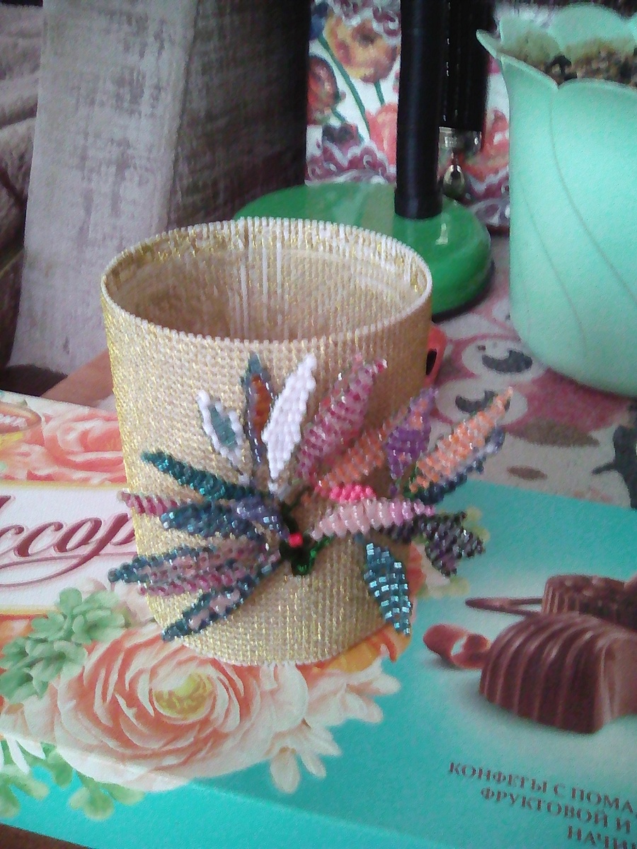 Карандашница остатки пластиковой конвы,  обрезки проволоки,  бисер