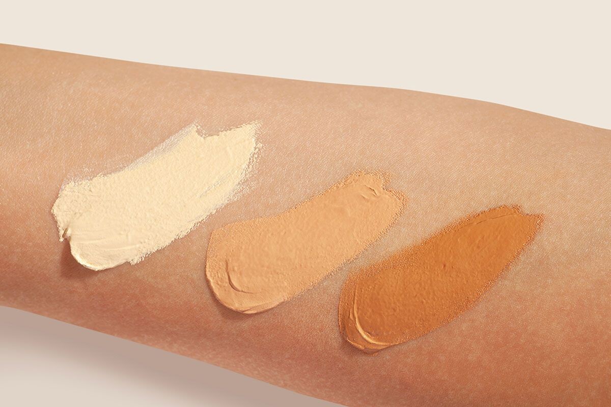 В магазине можно попросить консультанта подобрать нужный оттенок и протестировать крем на коже. Источник: Shutterstock📷
