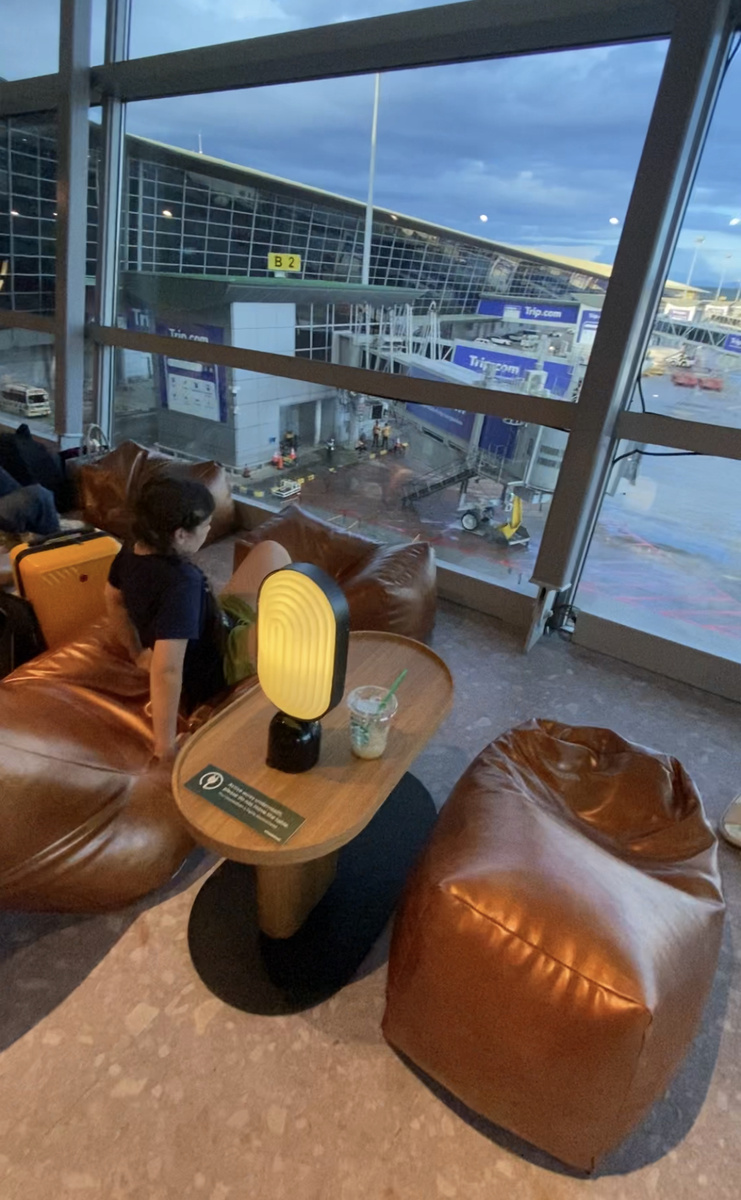 Starbucks в аэропорту с видом