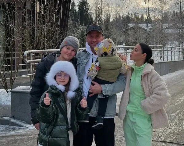    Тифоей, Мия, Павел Прилучный и Зепюр Брутян с сыном, фото: соцсети