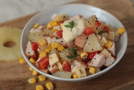   Салат с копченой курицей, ананасами и кукурузой: простой рецепт для яркого вкуса