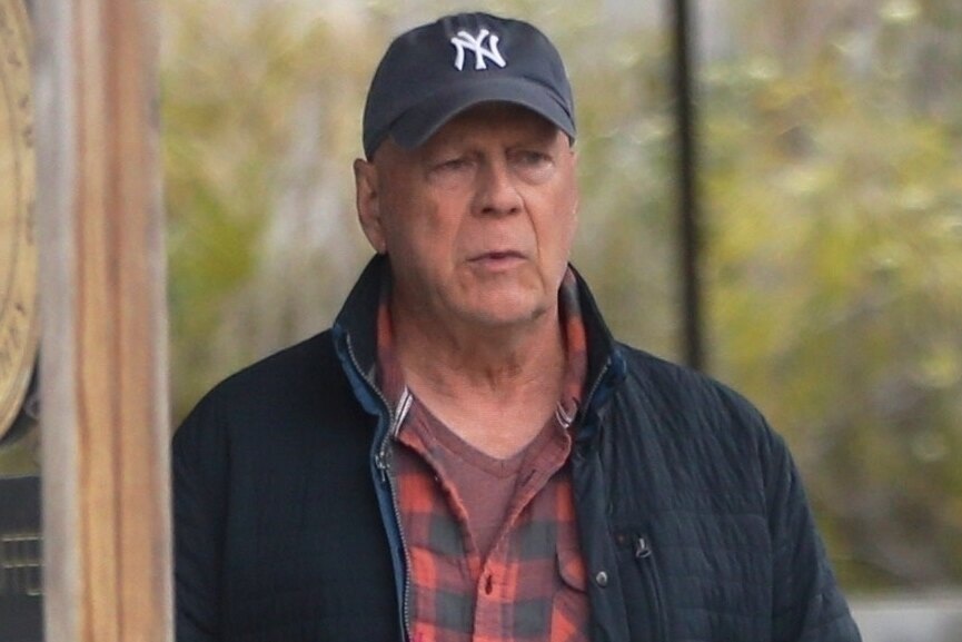     Неизлечимо больной Брюс Уиллис встретился с людьми, спасающими Лос-Анджелес от огня