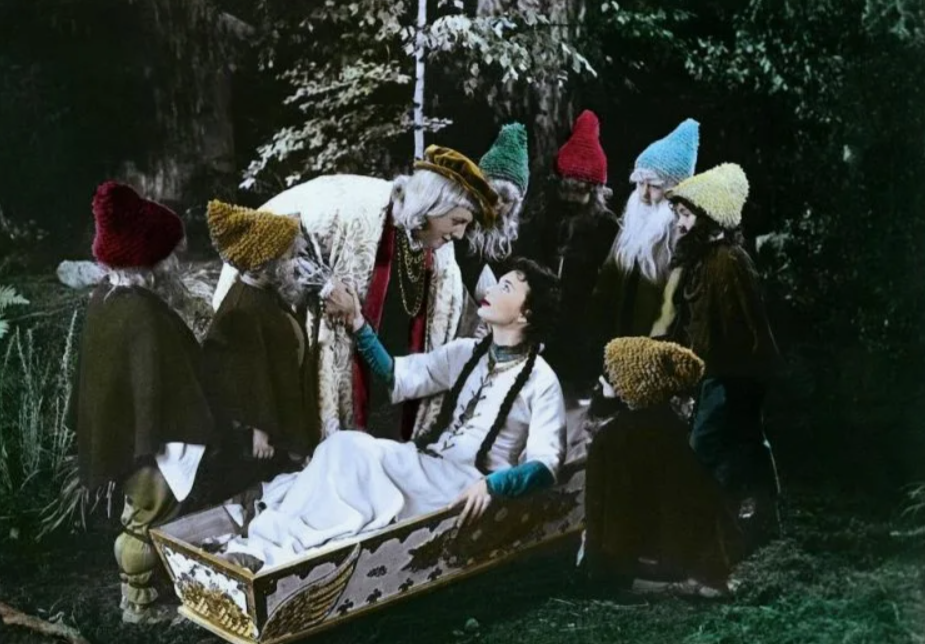Стоп-кадр из к/ф «Белоснежка и семь гномов» 1955 г. Фото из интернета