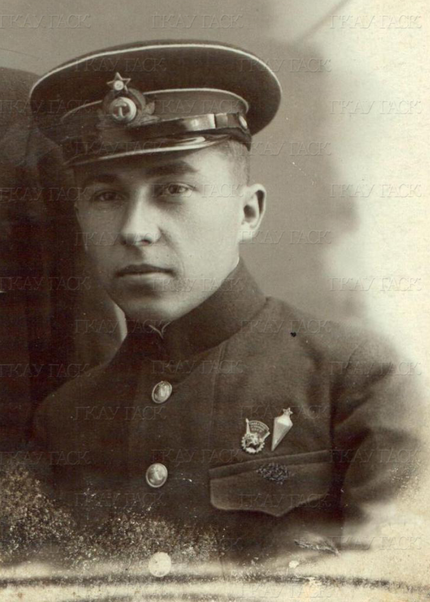 А.И.Разгонин, 1941 год. Источник - https://stavarhiv.ru/deyatelnost/vystavki/virtualnaya-istoriko-dokumentalnaya-vystavka-litsa-pobedy/nebo-vybralo-nas-letchiki-stavropoltsy-v-gody-velikoj-otechestvennoj-vojny-1941-1945-gg.html