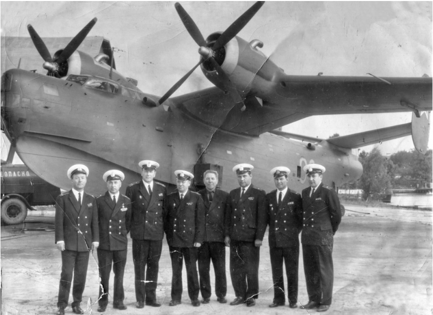 А.И.Разгонин (второй слева на фото). Источник - https://avp23649.livejournal.com/295482.html