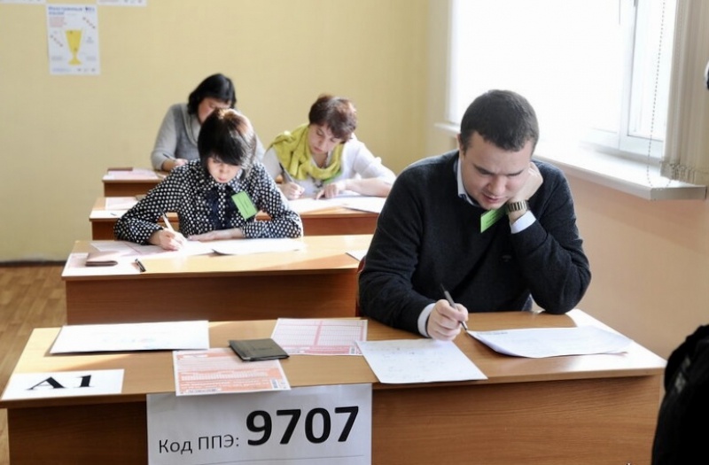    Родители сдают ЕГЭ. Фото: Дарья Ильина © REX