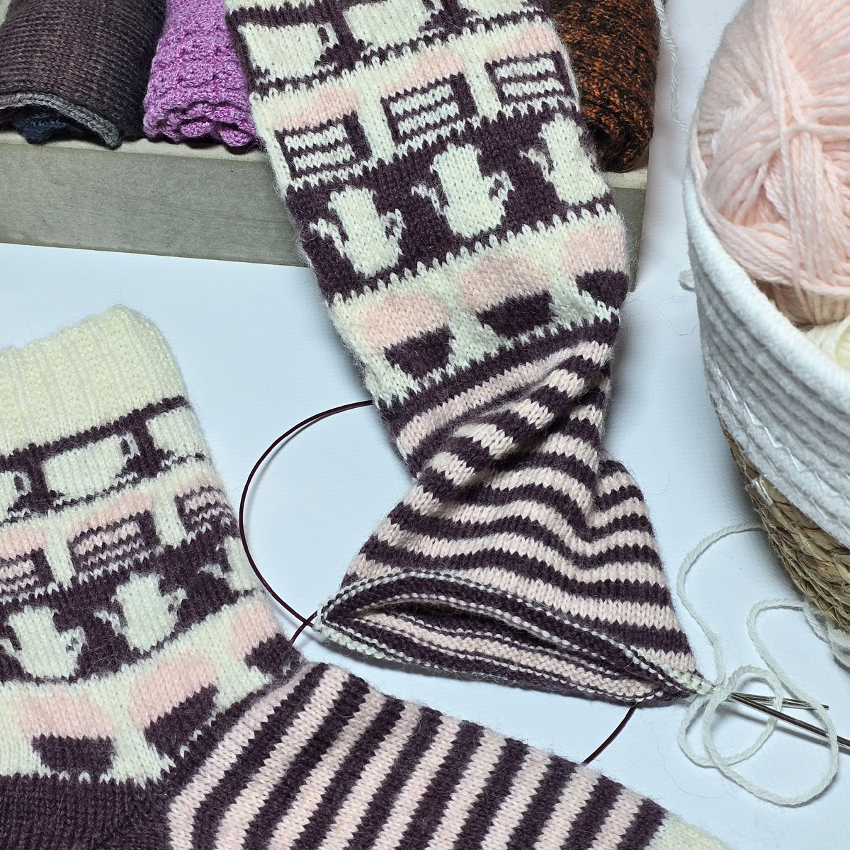 Найдёте три отличия в моих кофейных носочках? Я стремлюсь к идеалу, и потому первый носок забракован