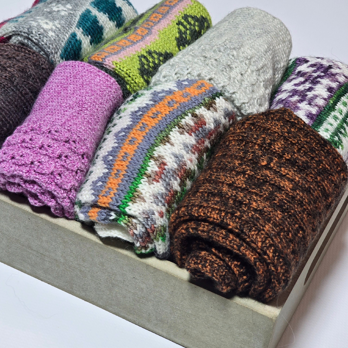 Носков связано столько, что коробочка для них нужна более вместительная