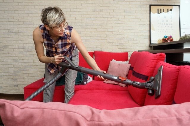    Пылесос в руки - и вперёд! Фото: предоставлено АиФ-Иркутск героями публикации. 