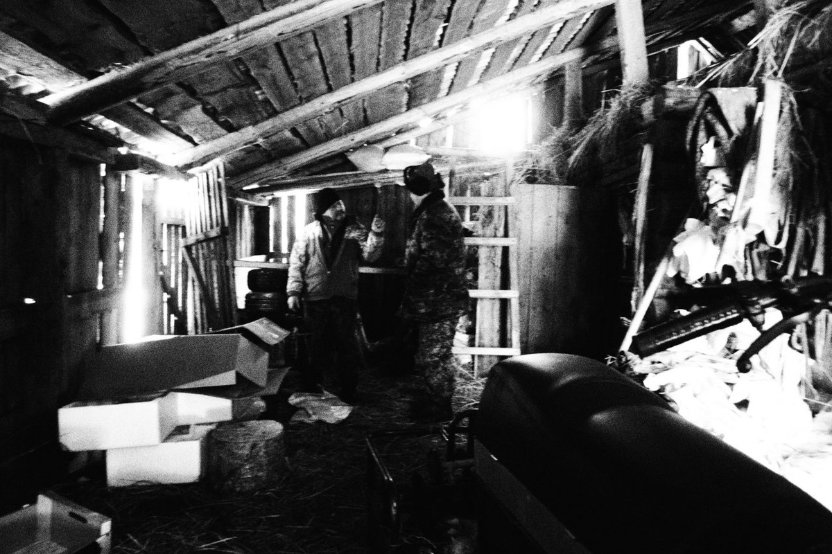 Владимир выясняет, есть ли тут коровьи шкуры
Фото: Мария Мережникова