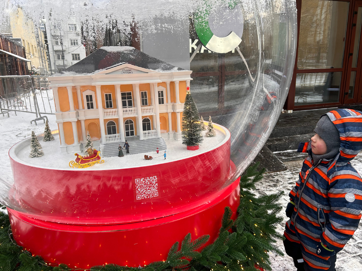 Фото автора. Очень красивый шар с миниатюрой внутри в саду имени Баумана