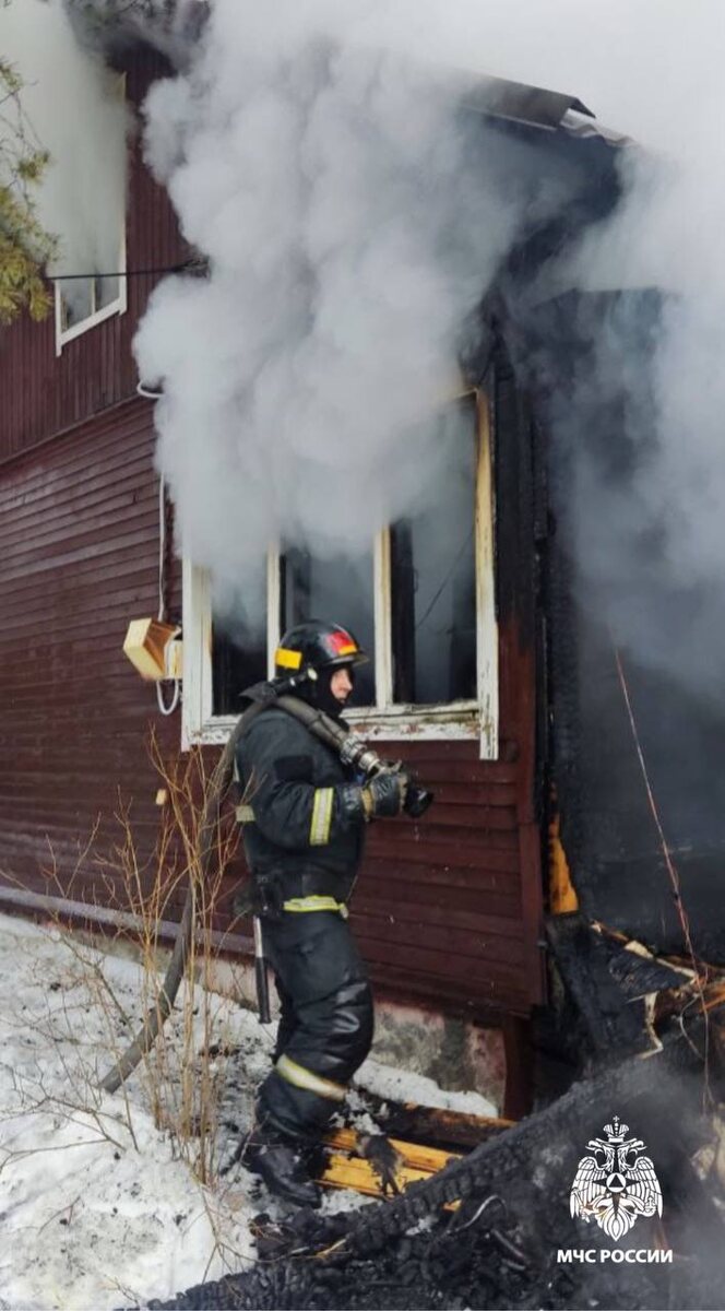    Дача загорелась под Петрозаводском, хозяйке потребовалась помощь медиковМЧС Карелии