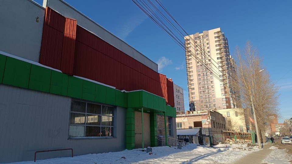    Вход в «Пятерочку» уже давно замело — она закрыта с конца октября. Павел ПОНОМАРЕНКО