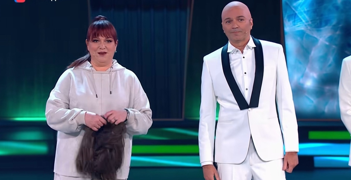 Это фото из другого эпизода. Где Народный артист России Маликов сильно старался всех рассмешить. Ужасно... Фото скрин шот программы. 