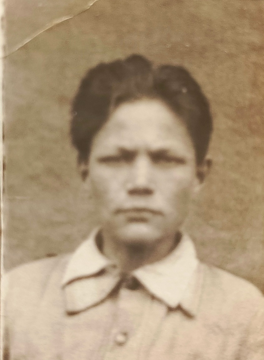 Это самая ранняя фотография моего папы. Думаю, ему здесь как раз лет 13-14. 