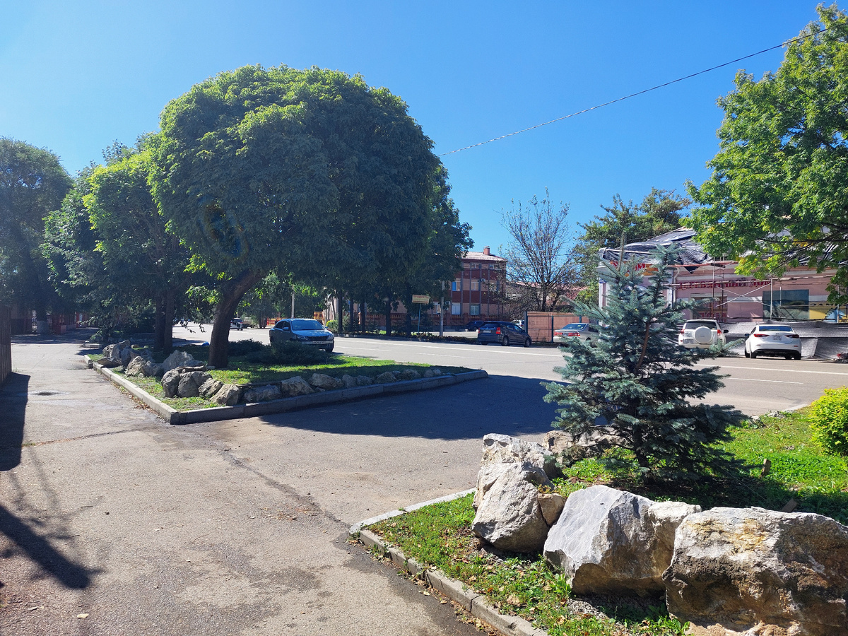 Одна из центральных улиц Уссурийска спустя год после стихийного бедствия  