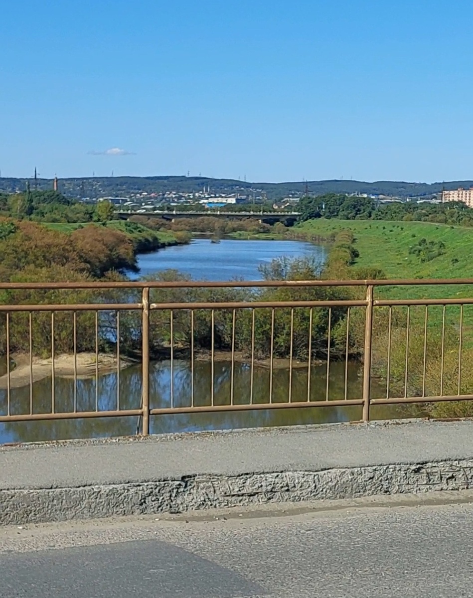 Мост через речку Раковка. Выглядит всё вполне безобидно, но...
