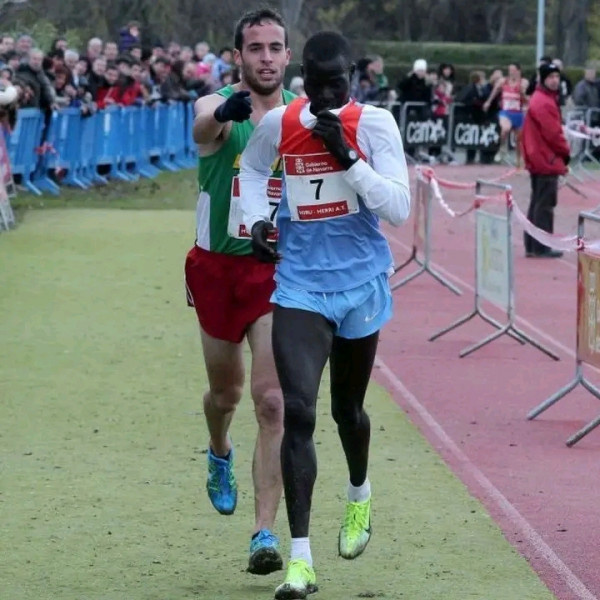 Кенийский бегун Абель Мутай был всего в нескольких футах от финиша, но перепутал с вывесками и остановился, думая, что завершил гонку. Испанский бегун, Иван Фернандес, стоял за ним и, понимая, что происходит, начал кричать на кенийца, чтобы он продолжил бег. Мутай не знал испанского и не понял. Понимая, что происходит, Фернандес толкнул Мутая к победе. Журналист спросил Ивана: «Зачем ты это сделал?» Иван ответил: «Моя мечта заключается в том, чтобы когда-нибудь у нас была такая общественная жизнь, где мы толкаемся и помогаем друг другу побеждать». Журналистка настаивала: «Но почему ты дал победить Кении?» Иван ответил:«Я не дал ему победить, он собирался победить. Гонка была его». Журналист настаивал, и снова спросил: «А ведь можно было победить!» Иван посмотрел на него и ответил: «А в чем заслуга моей победы? Какая честь будет в этой медали? Что бы моя мама об этом подумала? Ценности передаются из поколения в поколение. Каким ценностям мы учим наших детей?»
